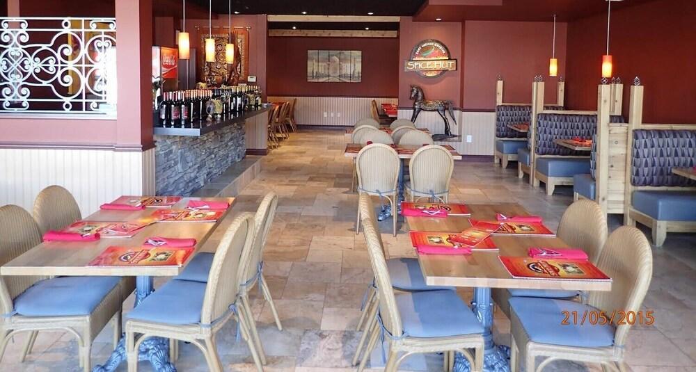 中央套房酒店 劳埃德明斯特 外观 照片