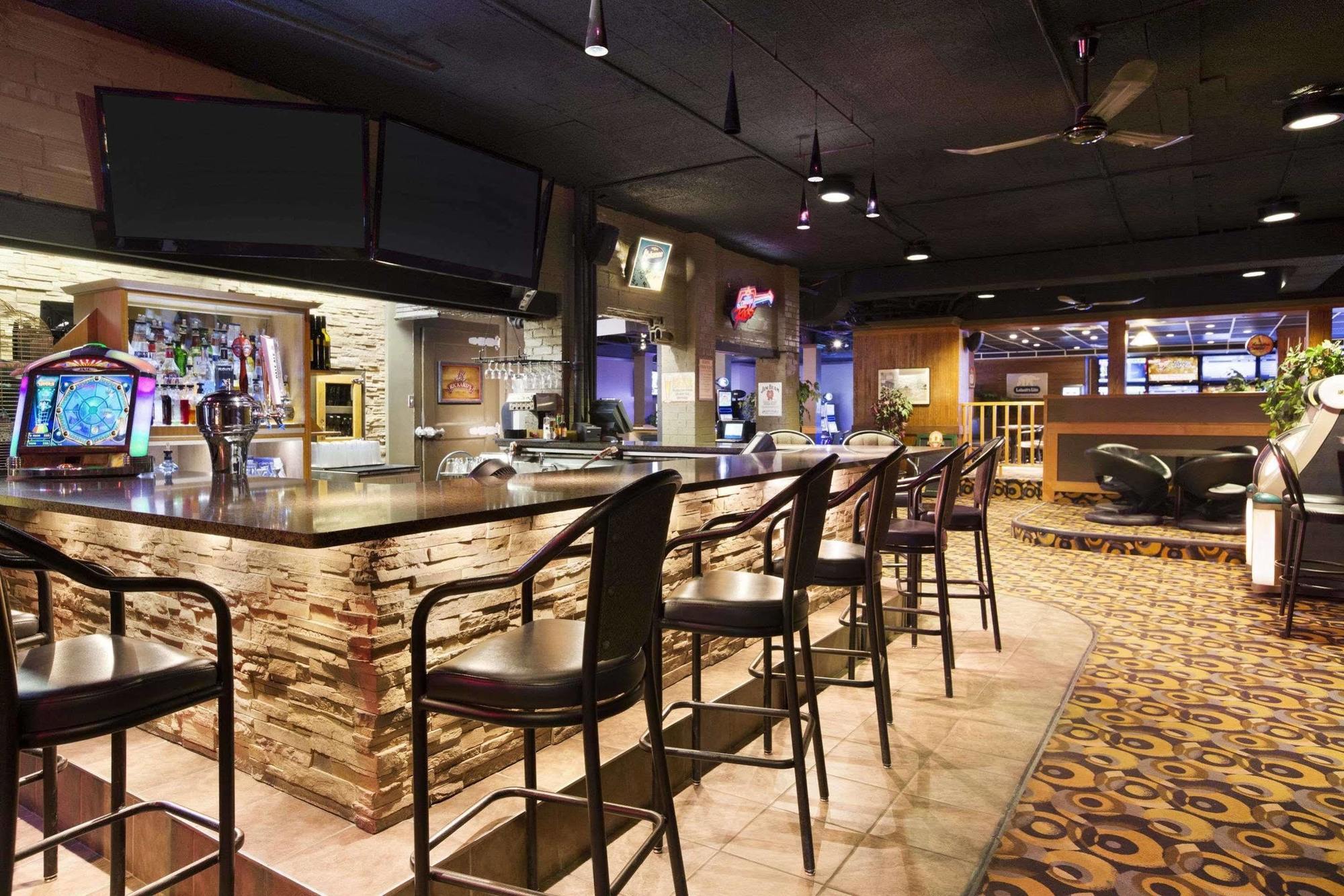 中央套房酒店 劳埃德明斯特 外观 照片